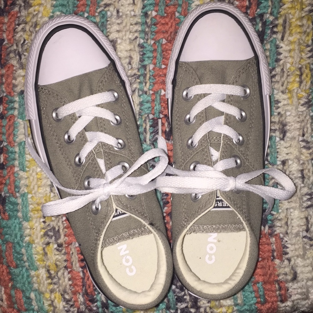 Gray low top converse